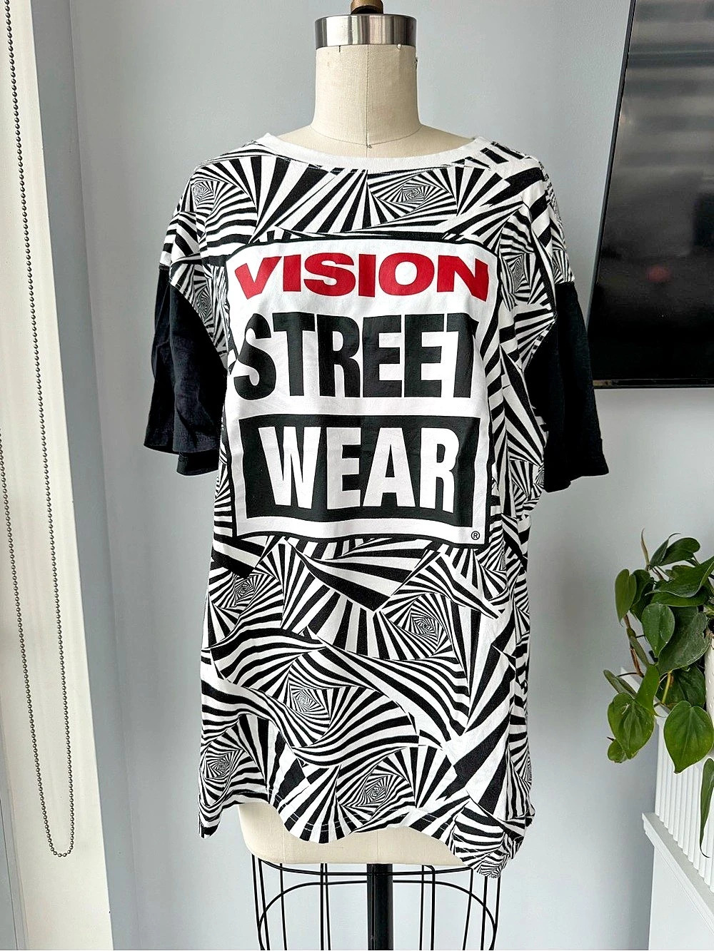 Vision Street Wear Graphic Geometric Tee in Black & White Size Large